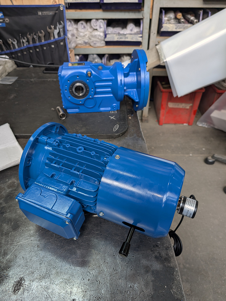 Установка инкрементального энкодера на вал электродвигателя.